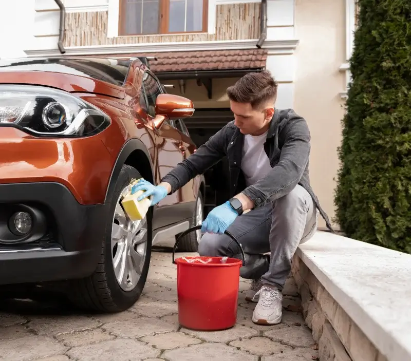 Lavage auto à domicile Saint-Étienne-de-Chomeil : professionnel intervenant sur un véhicule